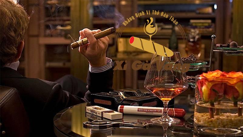 người đàn ông thưởng thức xì gà